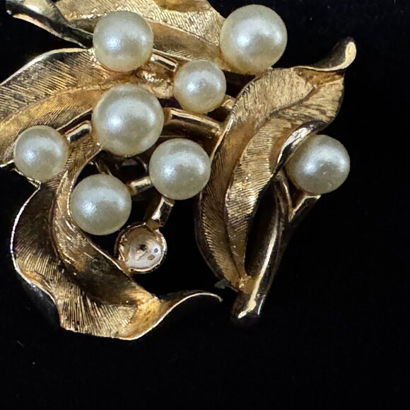 Vintage Crown Trifari Brushed Gold Tone Floral Brooch & Earrings Faux  Pearls - Picture 10 of 14